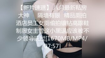 【稀有资源】清纯护士被情人偷P洗澡，MJ后邀请朋友一起过来4P，玩弄女友的骚穴，非常给力作品！