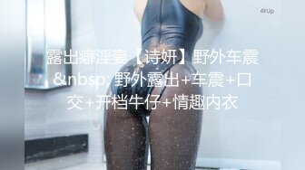 大奶肥臀超骚的小女人让大哥镜头前调教玩弄，小嘴塞满大鸡巴，撅着屁股舔菊花，无套爆草骚臀后入射在屁股上