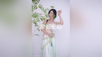 新来的清纯小妹露脸在被窝里跟狼友发骚直播赚生活费，听狼友指挥揉奶玩逼，自慰呻吟年轻粉嫩