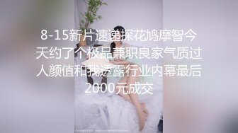 金发美女刚刚洗完澡展示自己的身材