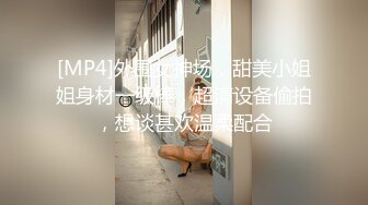 爬窗偷窥隔壁小少妇洗香香