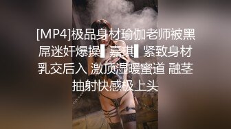 高颜值美乳妹子跳蛋自慰，撩起衣服露大奶跳蛋塞逼震动，很是诱惑喜欢不要错过!