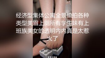 经典商场员工隔板女厕全景偷拍美女尿尿服务员美女躲在里面吸烟