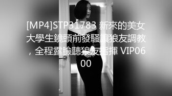 穿着角色扮演的火辣小 Ria 久留美 躺在你身上咧着嘴笑。