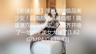 呆萌良家小姐姐鏡頭前現場表演道具振動棒插穴自慰 脫光光揉奶掰穴挑逗張開雙腿抽插呻吟淫水直流 逼逼得被玩腫了 對白淫蕩