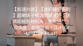 清純天真爛漫眼鏡文藝女婊，墻上掛著自己藝術寫真照，很反差