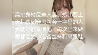 熟女人妻 操后面 骚货摸自己的逼 身材苗条穿着紫色情趣丝袜内衣 被开后门爆菊花