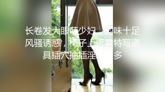 [MP4/ 160M] 淫妻3P 两根棒棒一起吃 换上单男送的红边黑丝真的更显身材 被两个帅哥夹在中间猛操