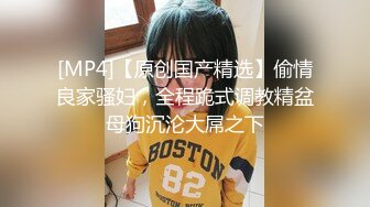 良家小少妇一个人在家陪狼友发骚，听狼友指挥揉奶玩逼特写展示，站着尿尿给狼友看，掰开逼逼看特写自己抠逼