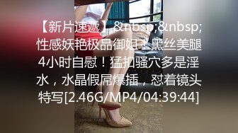 小伙子约了个妈妈，53岁芳龄，吃完晚饭楼下接她车震，倒挺有味道，阿姨一点不害羞，放的开玩的爽！