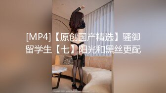 [MP4/ 891M] 高颜值风骚女友精彩的4P生活，全程露脸各种抽插被渣男玩弄骚穴，两个人抱起来干她