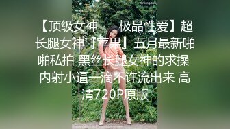 两个华人小伙找了个泰国漂亮美女，身材极品又听话，两男一女插得妹子瘫在床上，场面极其劲爆!