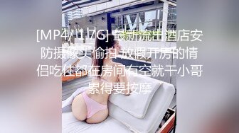 澡堂子偷窥一个人洗澡阴毛浓郁的眼镜少妇