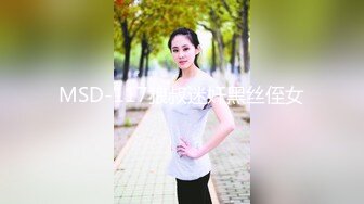 大神潜入商场女厕 打开小手电强拍美少妇的小骚B