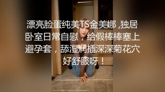 KTV厕所偷拍喝醉的美女趴在马桶上吐 来个捡尸的屌丝男把她内裤脱了想上她