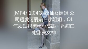 [MP4/ 880M] 长卷发美少妇素颜出镜，露脸全裸自慰蝴蝶穴，沙发上胖男传教士，特写战后蝴蝶逼