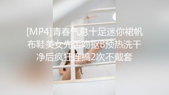 刺激！当着大哥在背后偷偷操嫂子他都没发现！