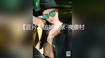 商场女厕偷拍 破洞牛仔裤美女的小黑B 一边抽烟一边玩手机