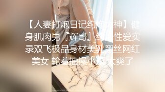 潜入办公楼偷拍公司的美女出纳