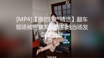 车展现场抄底大长腿美女车模和漂亮的美女职员 (1)