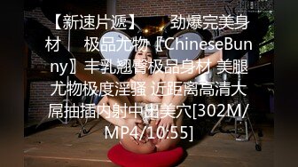 两个小骚逼快被大哥们玩坏了，床上的淫乱男女，揉奶玩逼道具抽插，口交大鸡巴让大哥舔逼