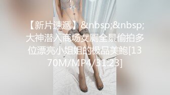 美女嗑药后产生幻觉 全裸在大街上跳舞 还当着陌生人的面拨开鲍鱼