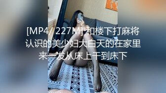 儿子我好痒啊，看片缓解一下，啊啊啊慢一点，对妈妈慢一点，妈妈受不了啦，啊啊啊停停，儿子干死妈妈，妈妈的尿骚不骚