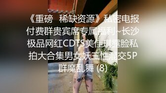 【新片速遞】 手机打开熄屏后台录像后放到卫生间偷拍姐姐洗澡⭐表姐还看了一下手机发现是黑屏就没在意[76M/MP4/01:04]