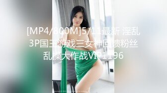 小哥趁着外面没人溜进商场女厕偷拍了两个嫩鲍鱼赶紧跑