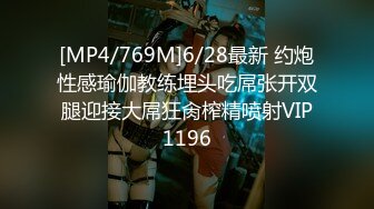 《极品CP❤️魔手外购》近景热闹商场女厕刁钻位置偸拍超多小姐姐方便还有制服女，能看脸又能看私处，半蹲式撅个大腚过瘾极了