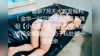 两个纹身骚女互相舌吻，吃对方口水吃到饱，舌尖伸进屁眼里面舔