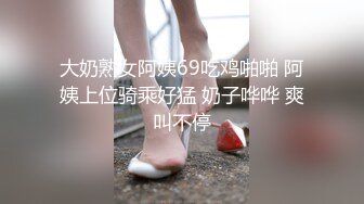 眼镜红唇小姐姐新人诱惑，齐逼小短裤扭动细腰，超浓密多毛骚逼