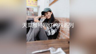 可爱女孩选了一个风景不错的海滩，藏在海石后面 四周看看没人，裸体尿尿，两个奶子和淫穴还很粉呢！