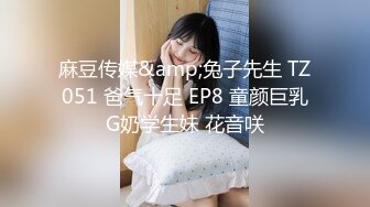 OF大眼萌妹「Yui Peachpie」情趣灰丝托着一对迷人美乳，脖颈戴着狗链全自动骑乘到喷水也不停，双穴中出真是大饱眼福！