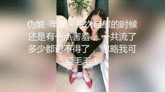 科技园女厕条纹衫浅红高跟眼镜美女,鲜嫩泛红的无毛唇肉直接开撸