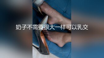 街头小情侣躲在楼梯口给男友吃鸡鸡