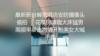 与陌生男模拍摄写真,见到对方健硕的身体,忍不住把手伸向对方