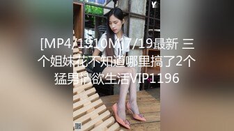 -猥琐男户外偸拍短裙少妇被发现后扒开多毛粉红小穴给他口爆