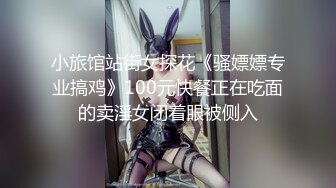 上面在玩吃鸡下面美女吃JB ，极品美女趴在桌子下口交 ，吸吮大屌用脚磨蹭小穴 ，顶级蜜桃臀 ，骑乘抽插1080P高清