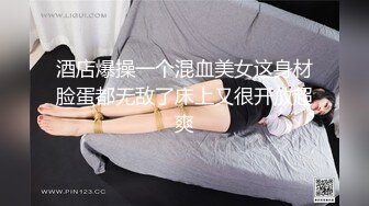 文静乖巧颜值妹妹撩起裙子掰开粉穴，揉捏奶子，翘起美臀，怼在镜头前