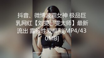 写字楼女厕白T恤黑紧身裤长发美妞 鲜肥的无毛馒头穴馋得流口水