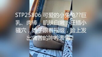 -黄毛眼镜小可爱撅起肥臀被大吊后入 面对镜头咿咿呀呀叫个不停