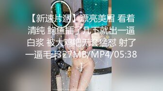 一手抓不过来的大奶子少妇跟小哥激情啪啪，让大哥后入爆草抽插无套玩弄，淫声荡语不断，露脸给大哥舔弄鸡巴