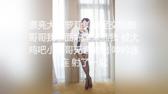 ❤️室友把大奶女友带回宿舍录过夜,吵得上铺兄弟睡不着骂了他们一顿,故意抱起女友请上铺兄弟看逼