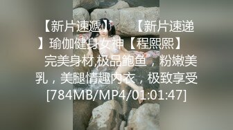 极品CP✅魔手》疯狂大胆坑神躲进商场女_厕独占一个坑位隔板缝中偸_拍各种B形妹子方便▲极限特写镜头快要碰到B了 (4)