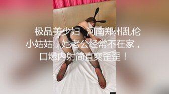 18清纯小妹妹独自在家床上自慰，脱掉内裤展示无毛肥穴，掰穴特写假屌摩擦，翘起圆润屁股后入，娇喘呻吟诱惑