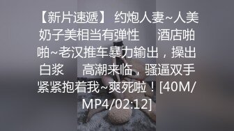 微胖巨乳婶婶在厨房偷偷给我口交，这一袭制服太挑逗了，边口边摸婶婶的大奶子 人生巅峰！