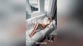 色魔摄影师忽悠身材丰满的女模特穿上黑丝拨开鲍鱼狂拍她的大肥B