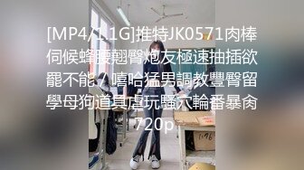 身材很棒的渣女跟小哥激情啪啪，撅着屁股让小哥舔逼深喉大鸡巴，激情上位无套抽插，自己抠着逼让小哥草嘴后入