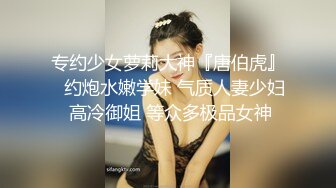 小哥憋坏了在洗浴找了个按摩小妹偷拍，看着颜值不错按着按着就把裤衩脱了玩打飞机，手法熟练真有点抗不住